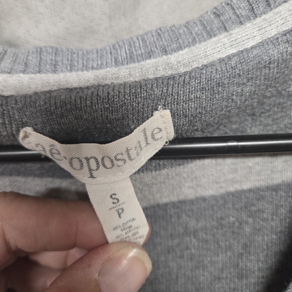 Very cute gray and white striped sweater - Picture 2 of 3